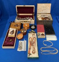 Contents to tray and jewellery boxes - assorted costume jewellery including 9ct gold clasp