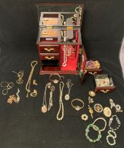 Plastic musical jewellery box and jewellery - 9ct gold pendant (2.