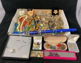 Contents to tray - large quantity of assorted necklaces, beads, brooches, vintage earrings,
