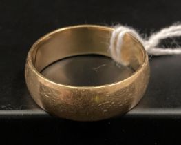 18ct gold wide wedding band (size V) - approximate weight 9.