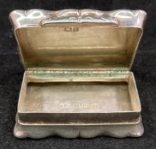 J G silver hallmarked snuff box with leaf engraved decoration dated 1907 - approximate weight 1oz