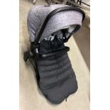 NEW UNUSED SILVER CROSS PUSHCHAIR SEAT IN GREY MELANGE WITH SILVER CROSS PUFFER AND DRAWSTRING FOOT