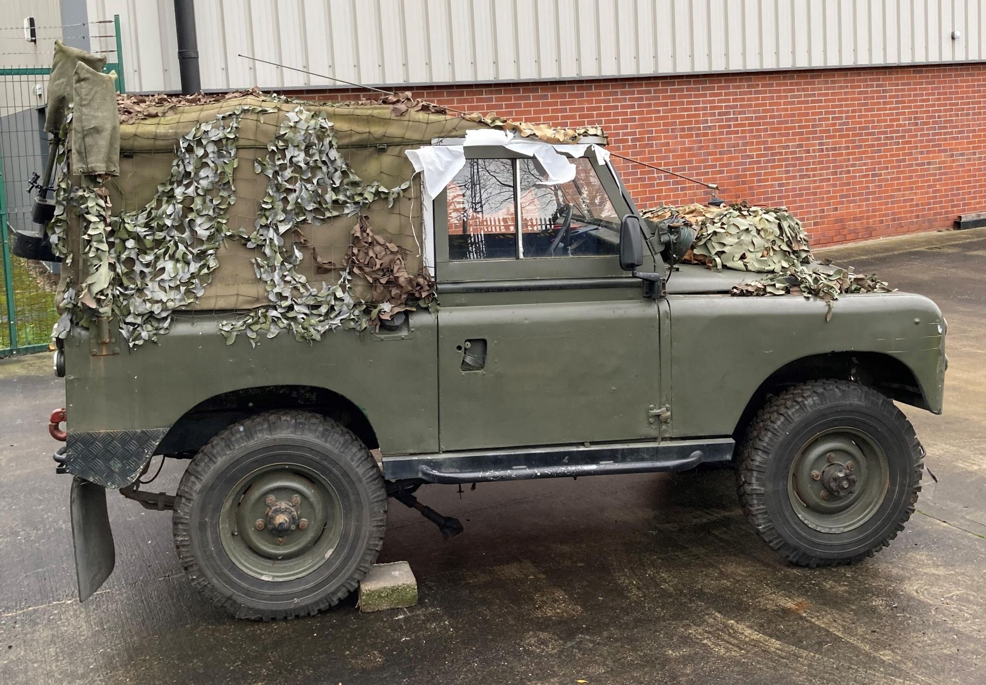 LAND ROVER LIGHT 4X4 UTILITY 2500cc - Diesel - Camouflage. - Image 5 of 9