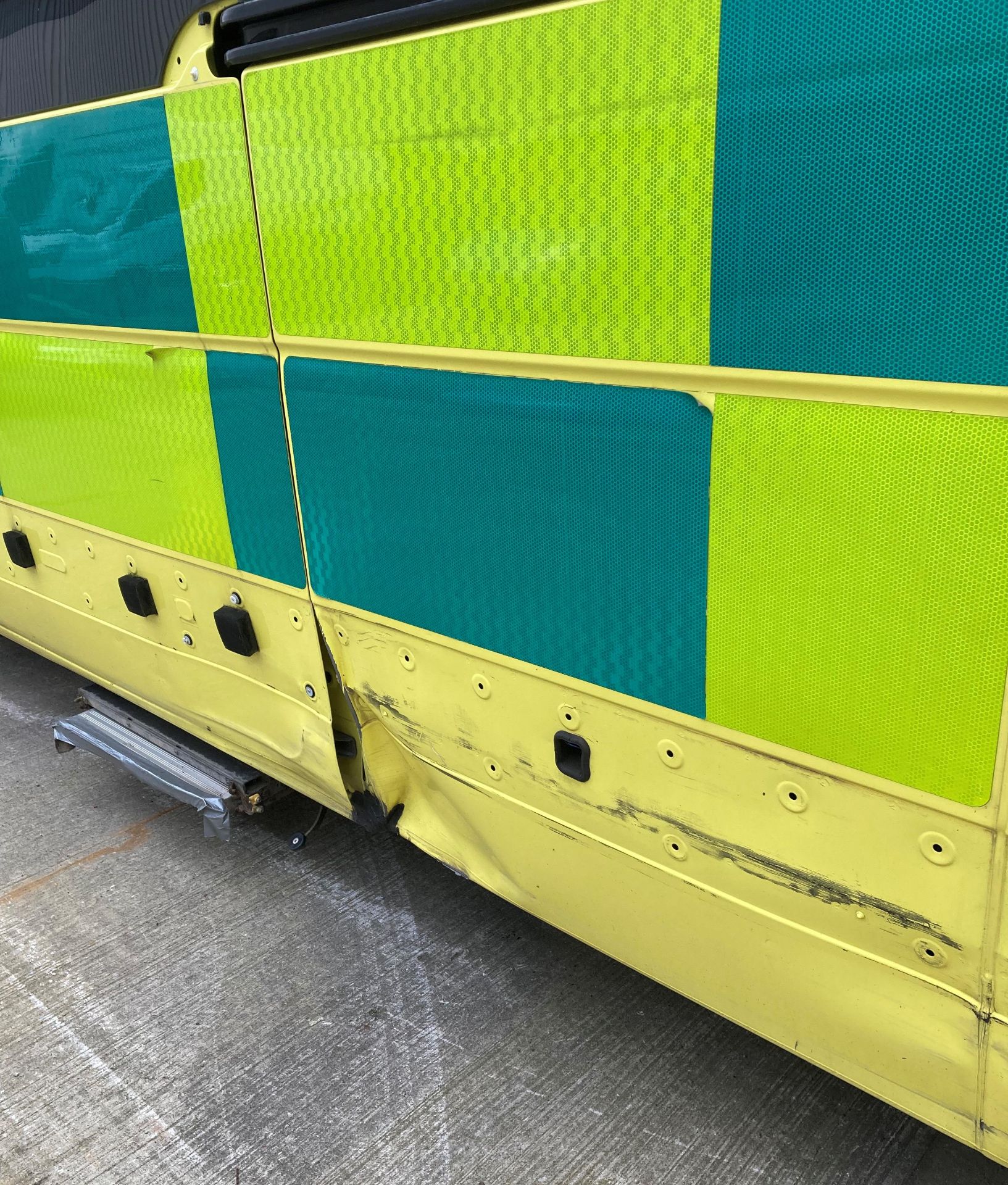 RENAULT MASTER 2.3 LM35 DCi AMBULANCE - Diesel - Yellow - complete with any contents. - Image 4 of 13