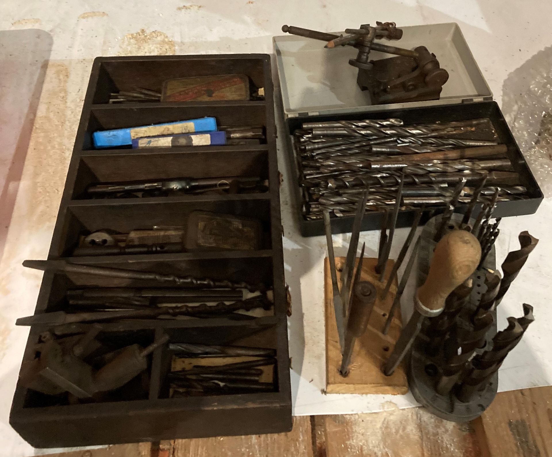 Contents to wooden tray - assorted tap and die bits, metal drill bit stand, files,
