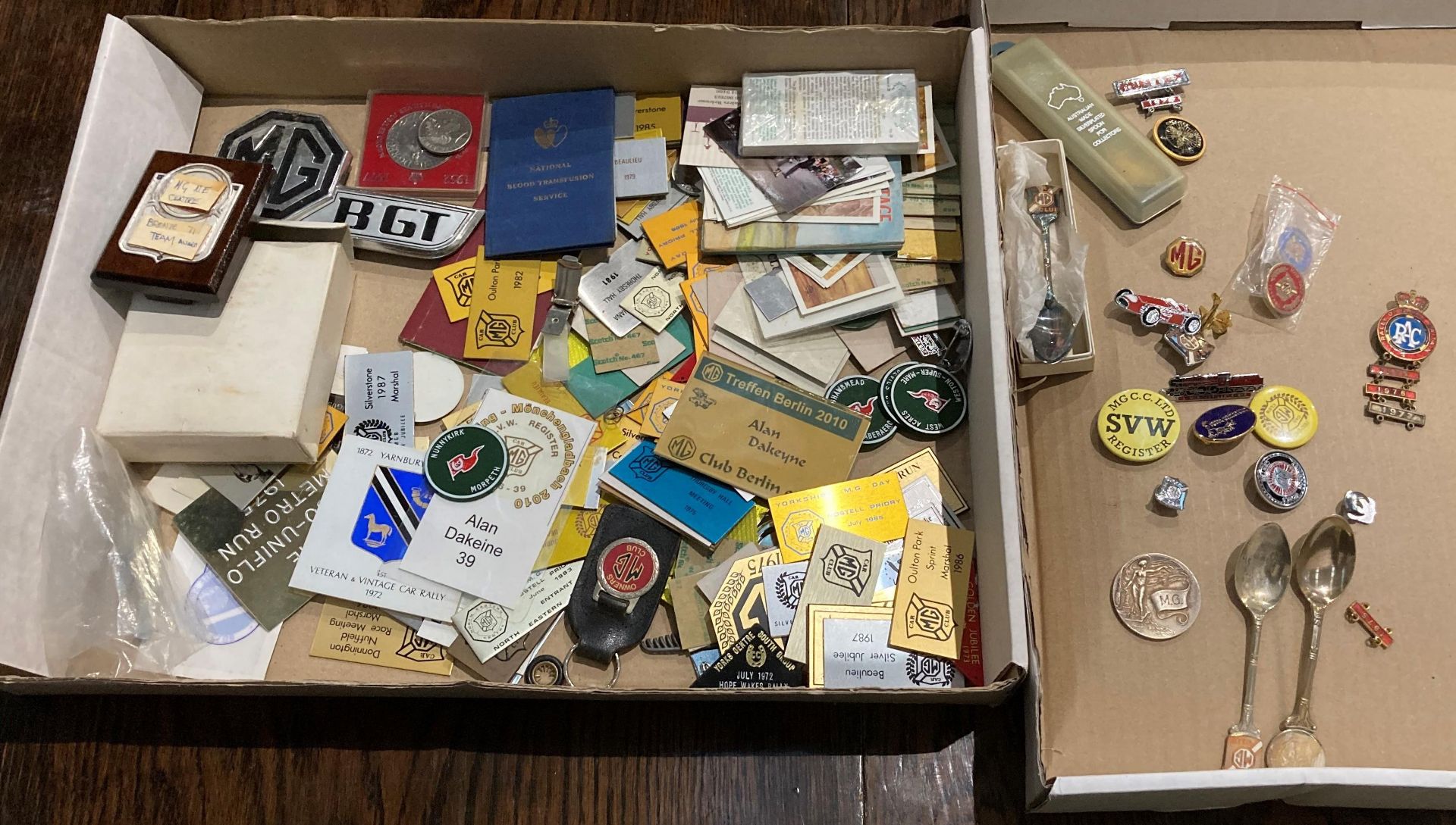 Contents to two trays - RAC Rally of Great Britain badge, quantity of MG and other badges,