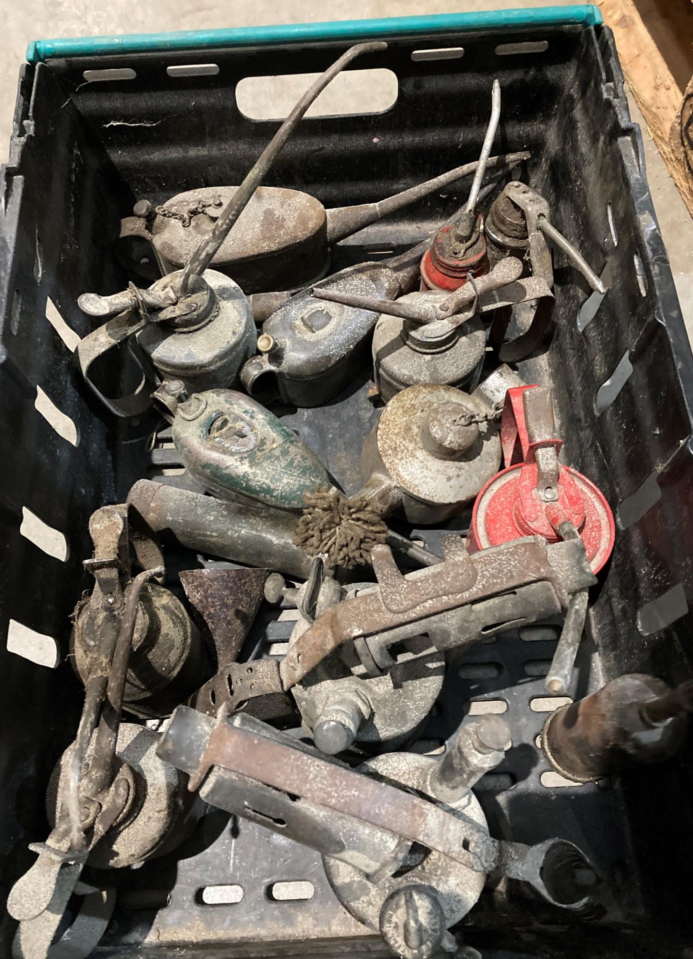 Contents to crate - 12 x assorted vintage oil cans (no contents), - Image 2 of 2