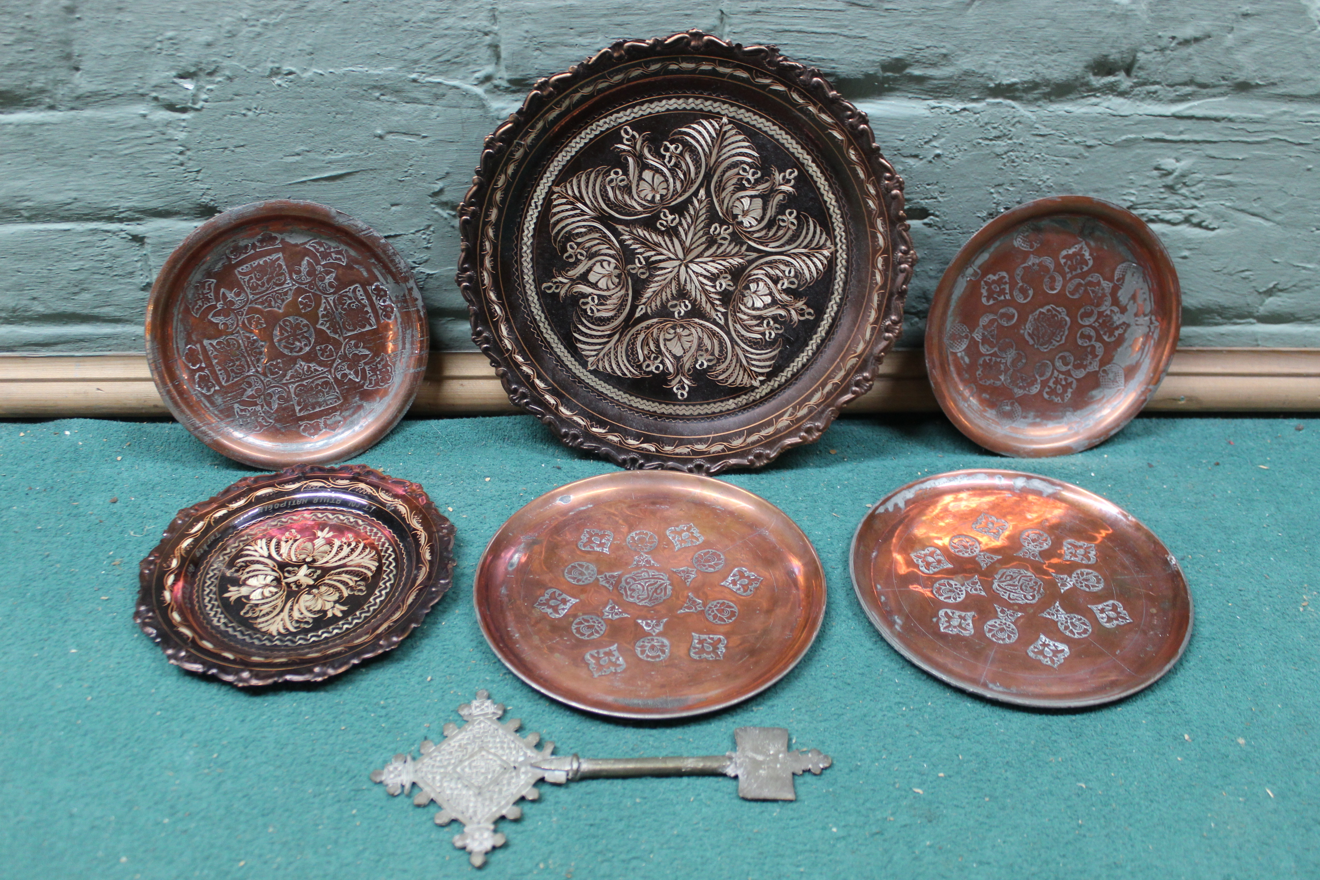 A small box of mixed copper plates and dishes - Image 3 of 3