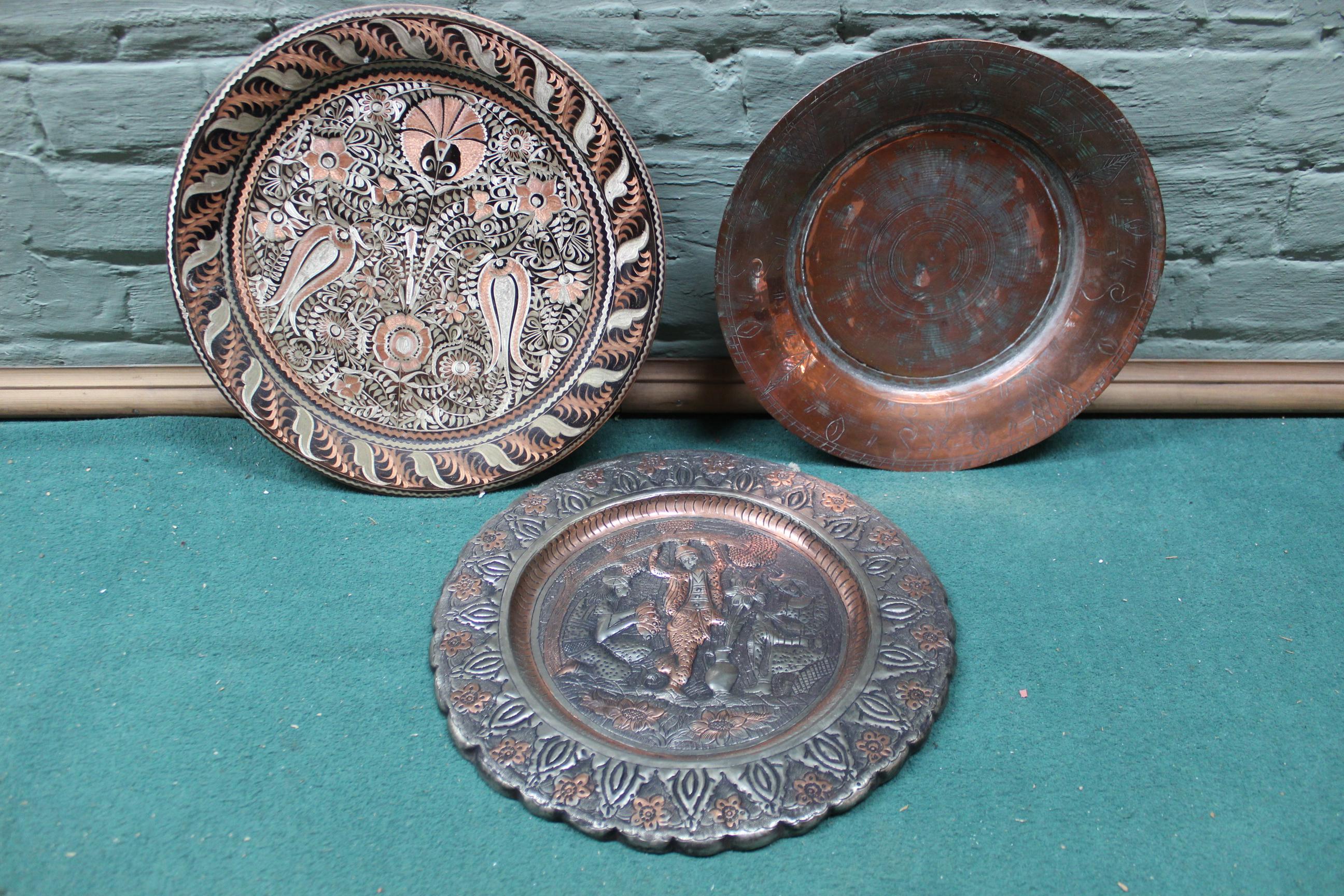 A small box of mixed copper plates and dishes - Image 2 of 3