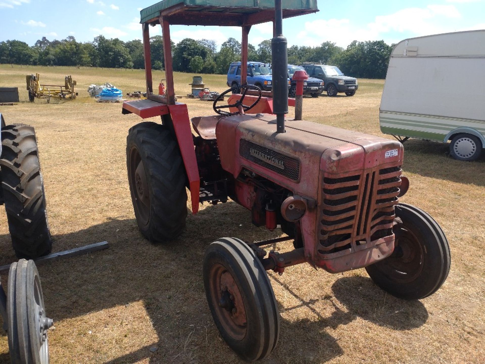Red International 275 Tractor, open cab, starts and runs, no V5, reconditioned starter motor, - Image 8 of 9