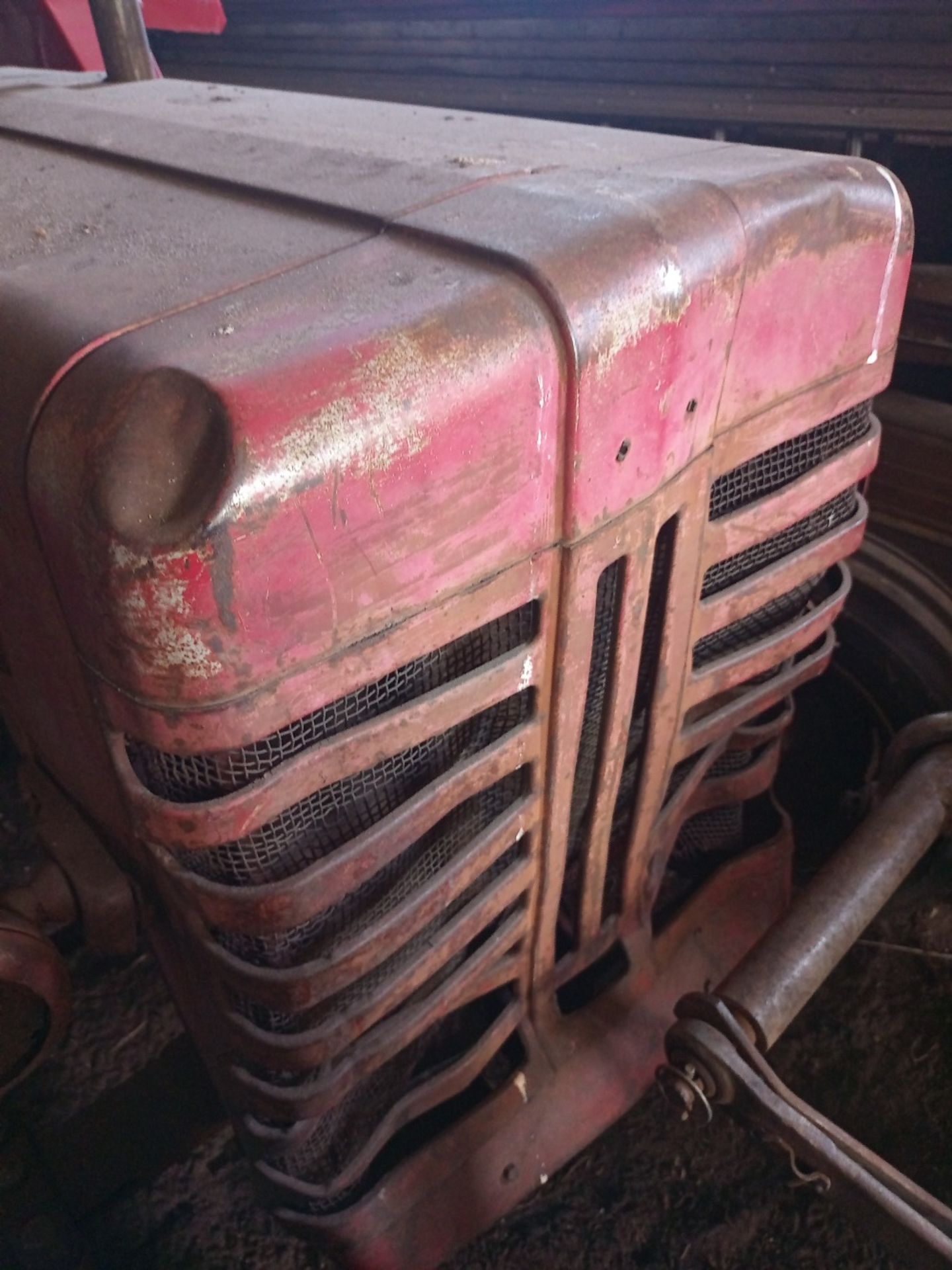 Red International 275 Tractor, open cab, starts and runs, no V5, reconditioned starter motor, - Image 2 of 9