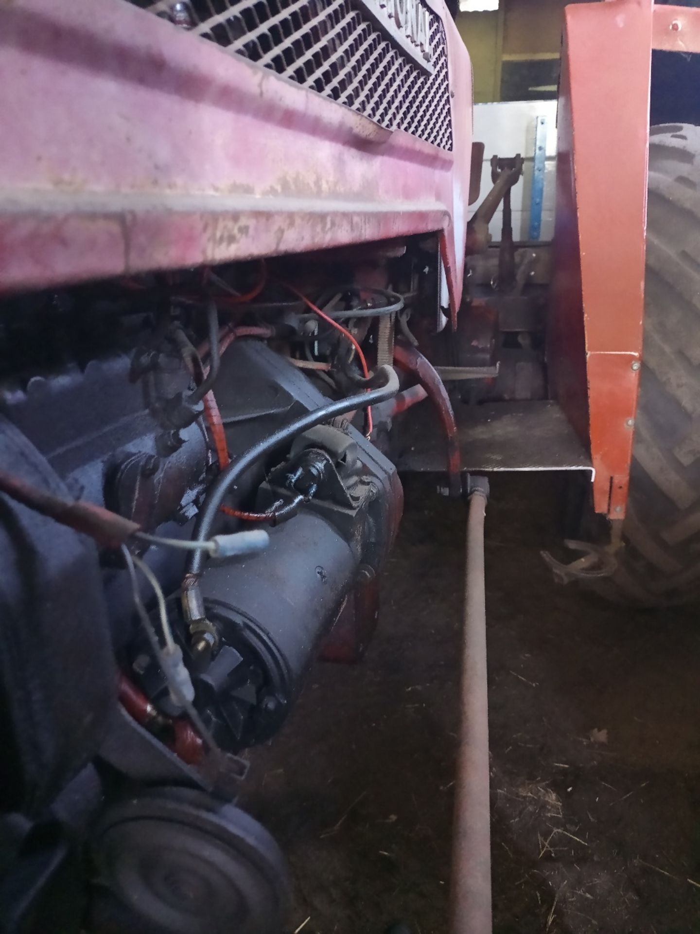 Red International 275 Tractor, open cab, starts and runs, no V5, reconditioned starter motor, - Image 3 of 9