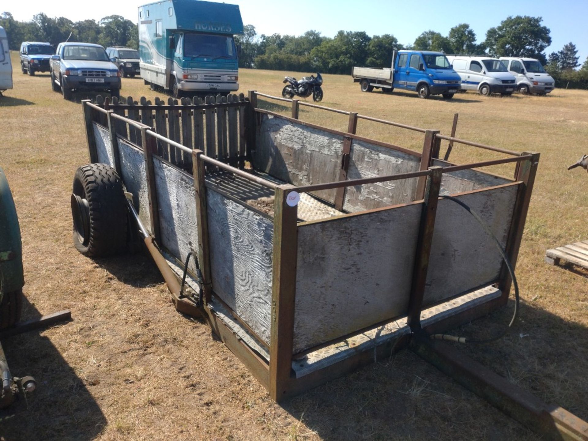 Hydraulic lowering pig trailer.