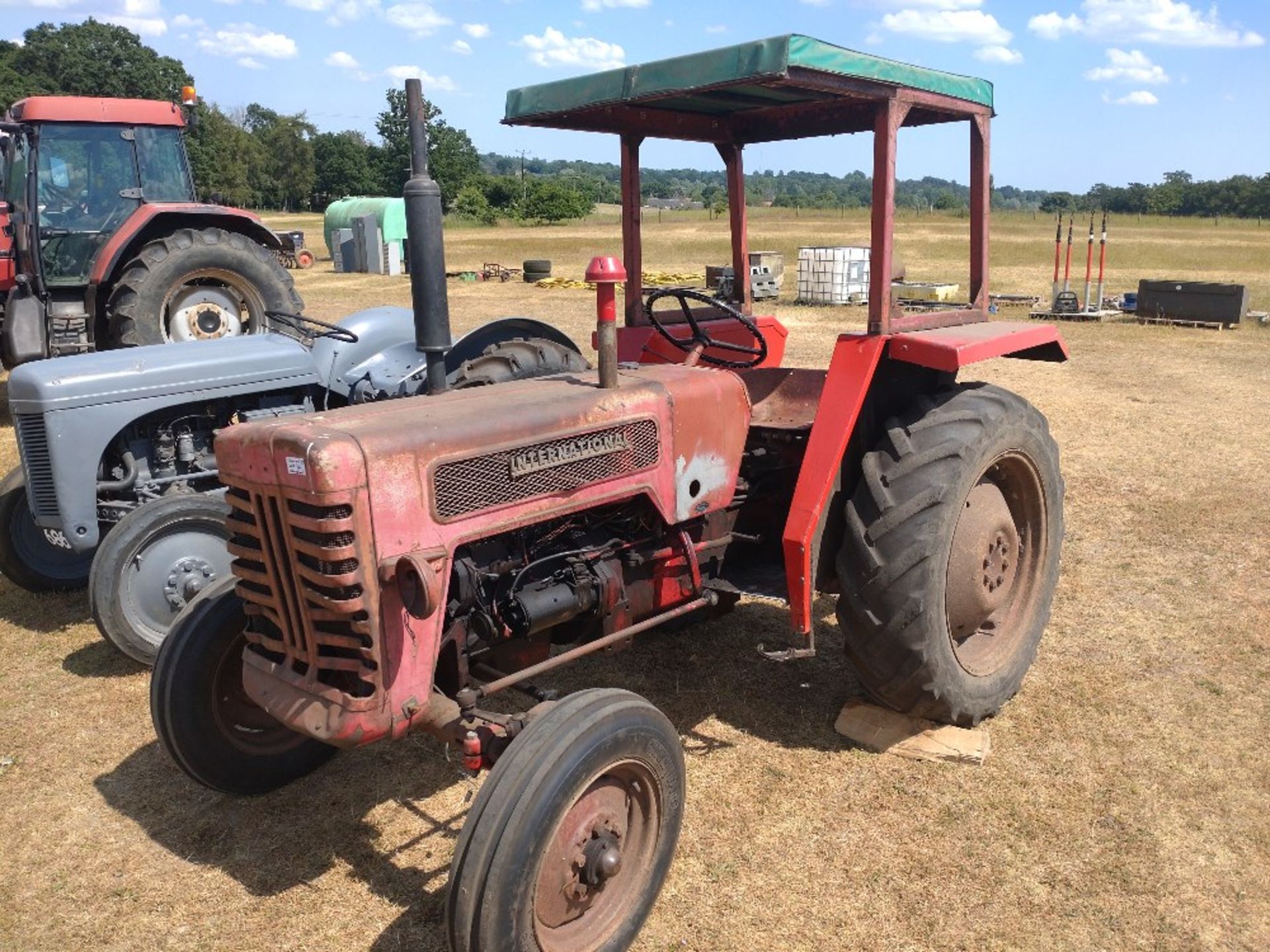 Red International 275 Tractor, open cab, starts and runs, no V5, reconditioned starter motor, - Image 6 of 9