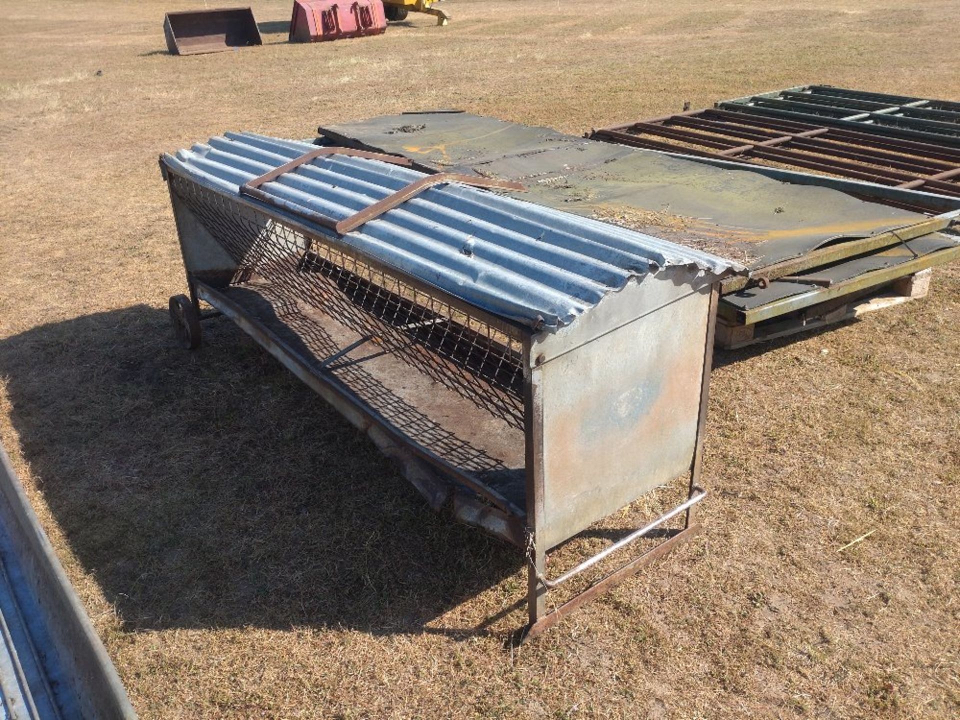 Mobile feed/hay rack for sheep
