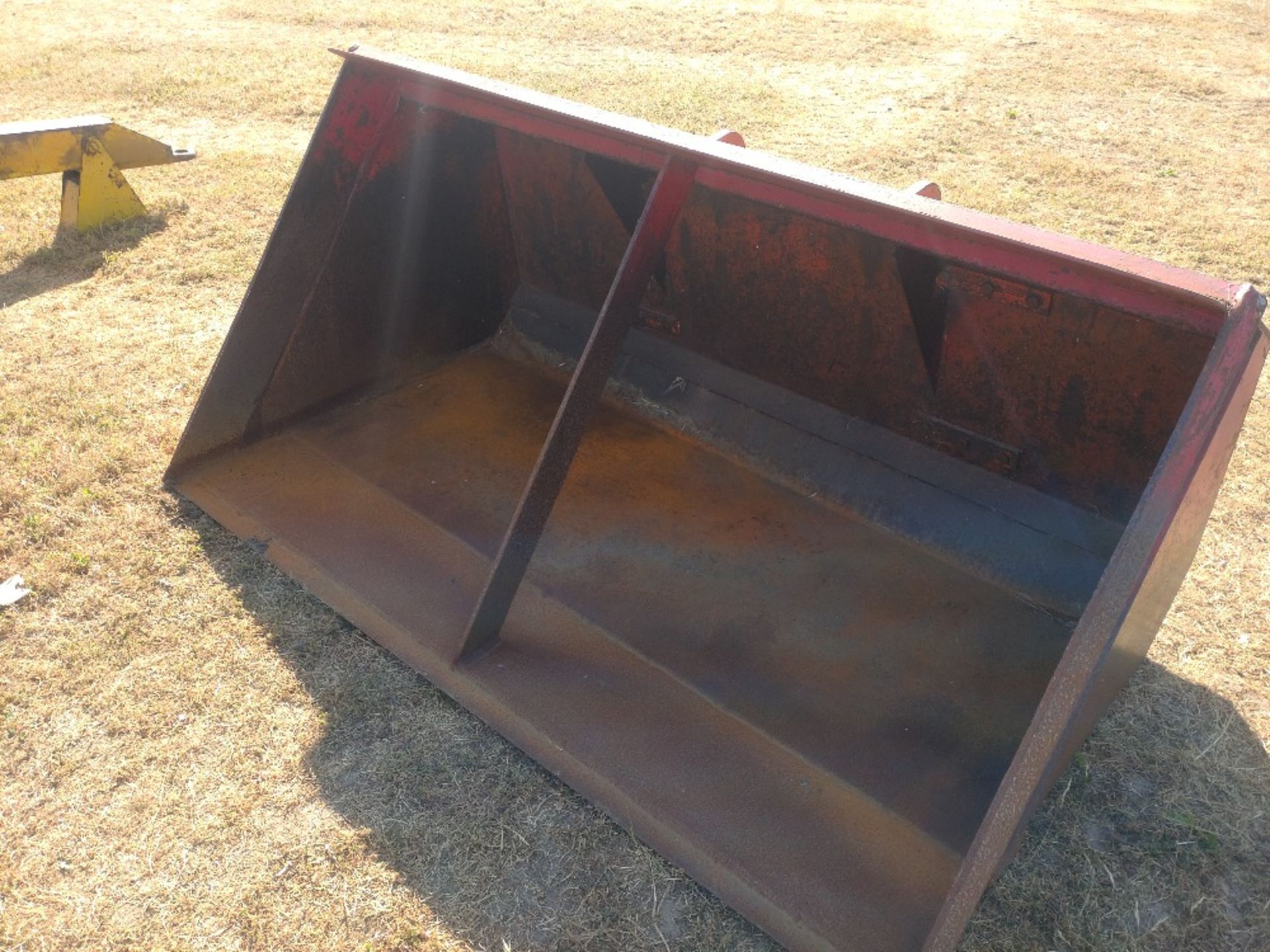 Farmhand grain bucket with JCB Quickfit fittings - Image 2 of 2