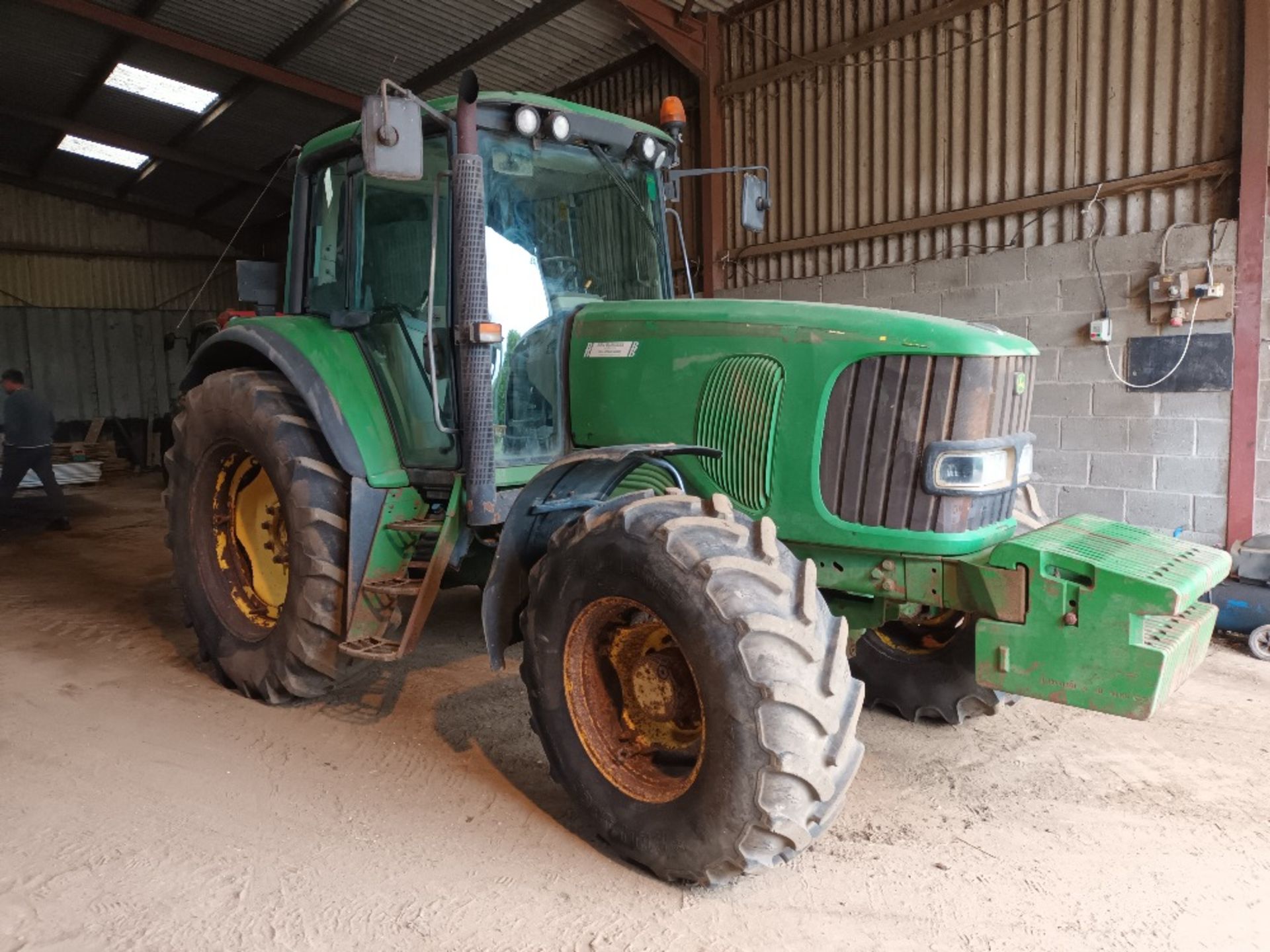 John Deere 6620 4wd tractor, 2002, complete with front weights, 8,964 hours, power shift gear box, - Image 2 of 6