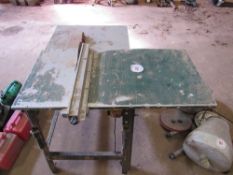 Small electric saw bench,
