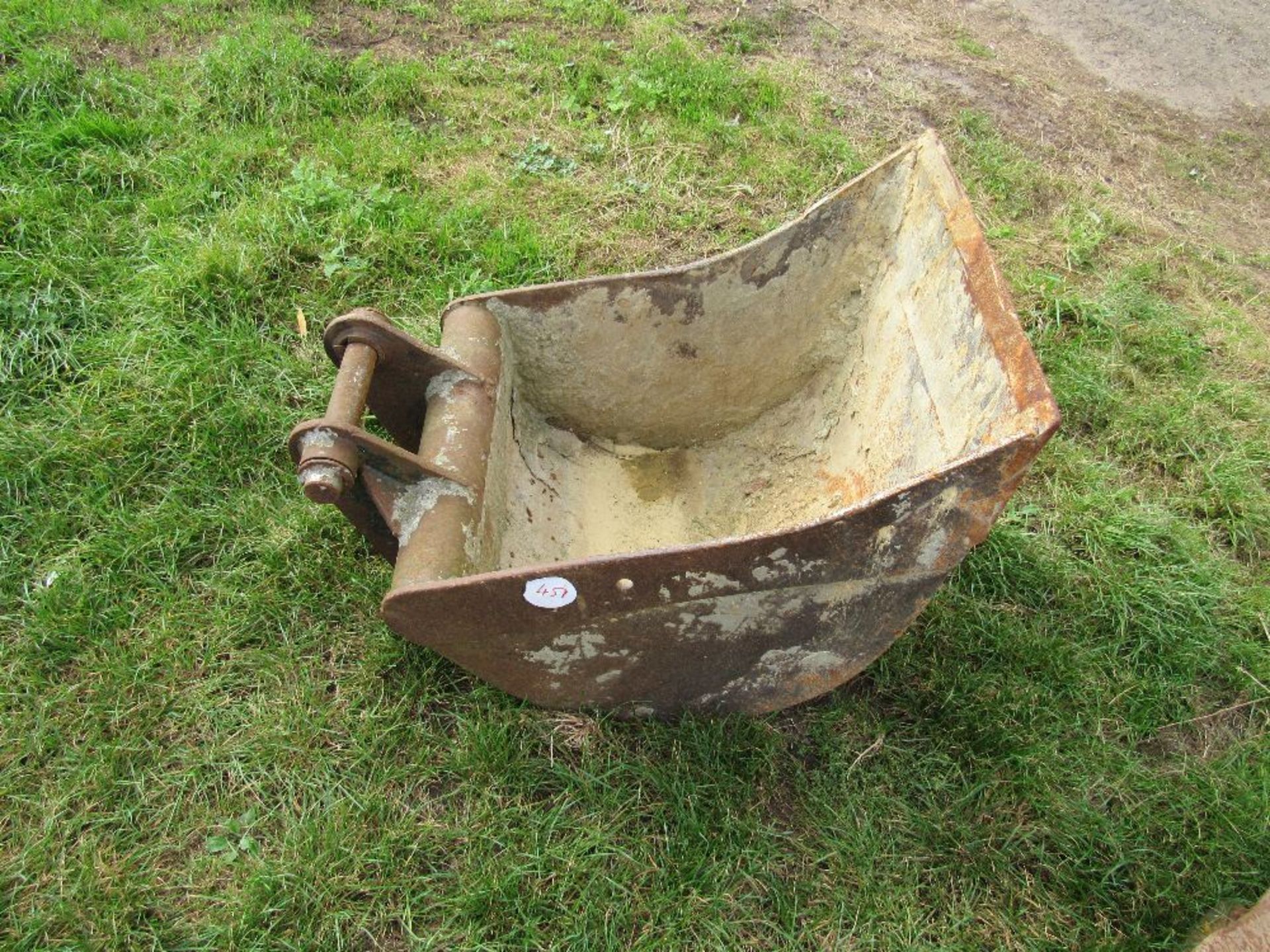Hyundai 55-3 excavator comes with 3ft ditching bucket, 9" trench bucket, - Image 7 of 10