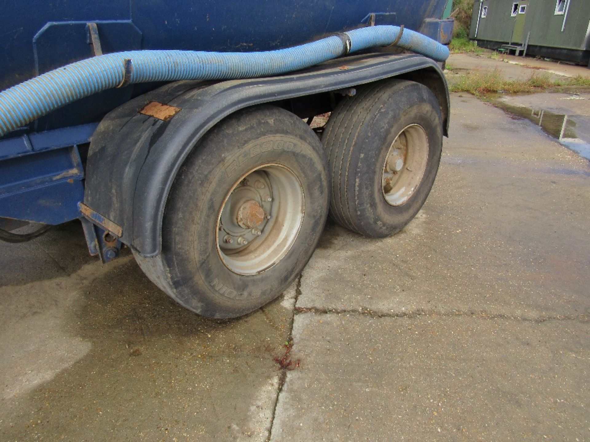 3,000 gallon slurry tanker with rear steer axle on four 445/65R-22. - Image 3 of 4