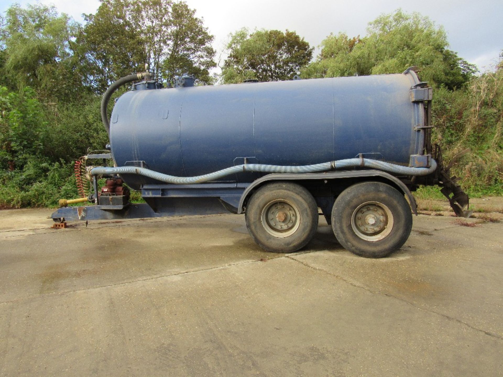 3,000 gallon slurry tanker with rear steer axle on four 445/65R-22.