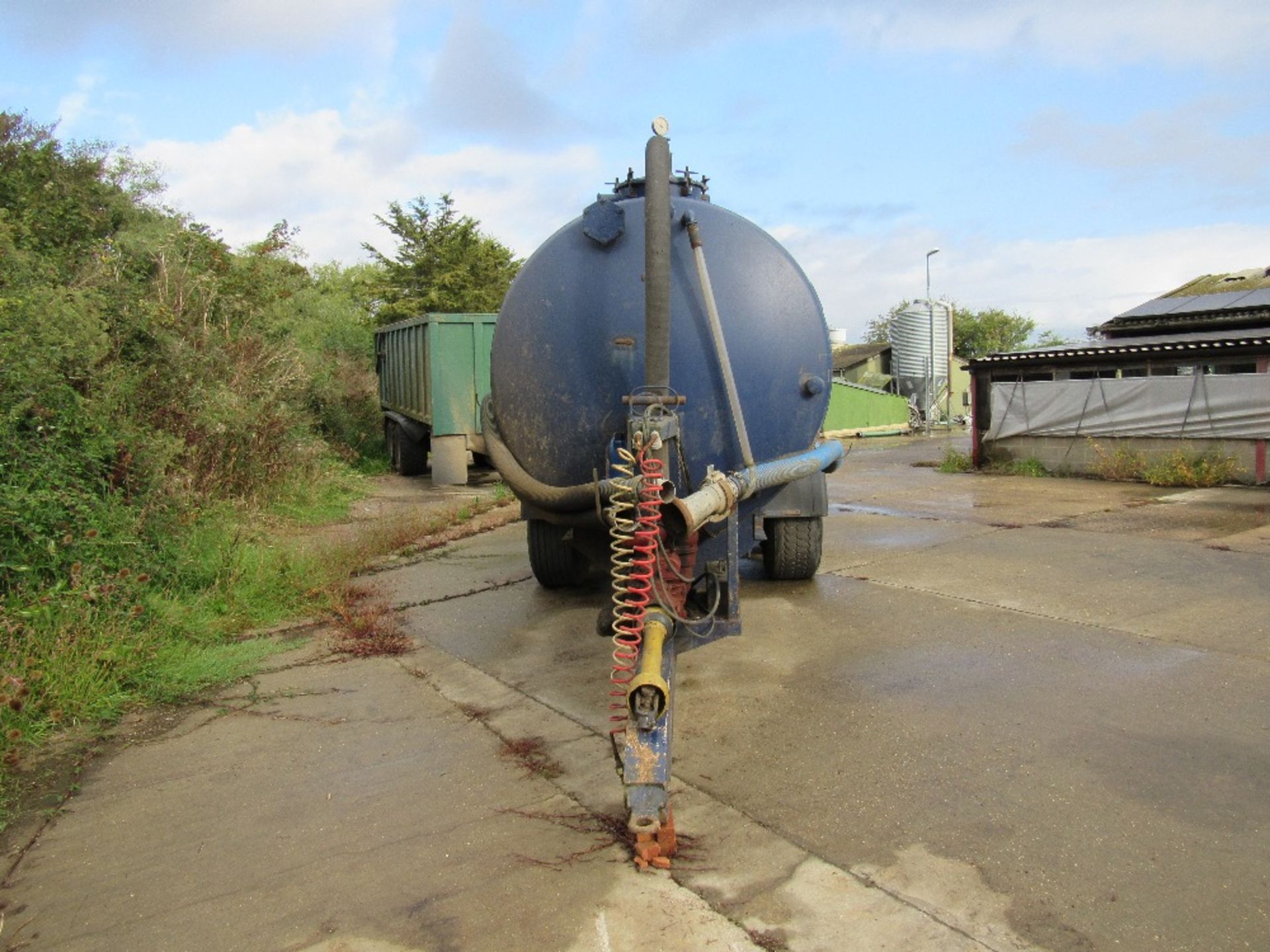 3,000 gallon slurry tanker with rear steer axle on four 445/65R-22. - Image 2 of 4