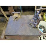 Pipe threading table with pipe vice 18",