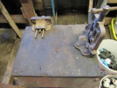 Pipe threading table with pipe vice 18",