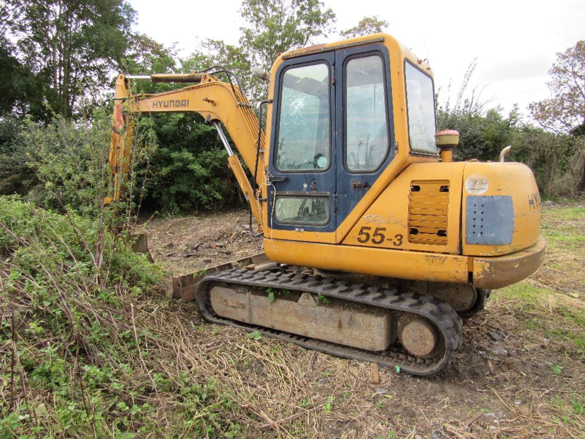 Hyundai 55-3 excavator comes with 3ft ditching bucket, 9" trench bucket,