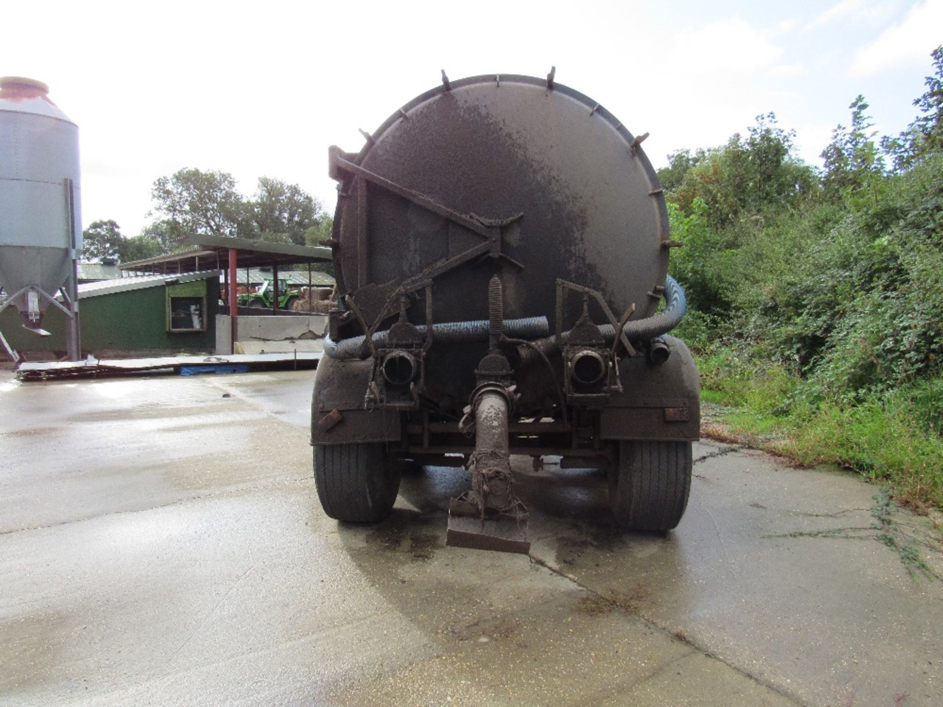 3,000 gallon slurry tanker with rear steer axle on four 445/65R-22. - Image 4 of 4