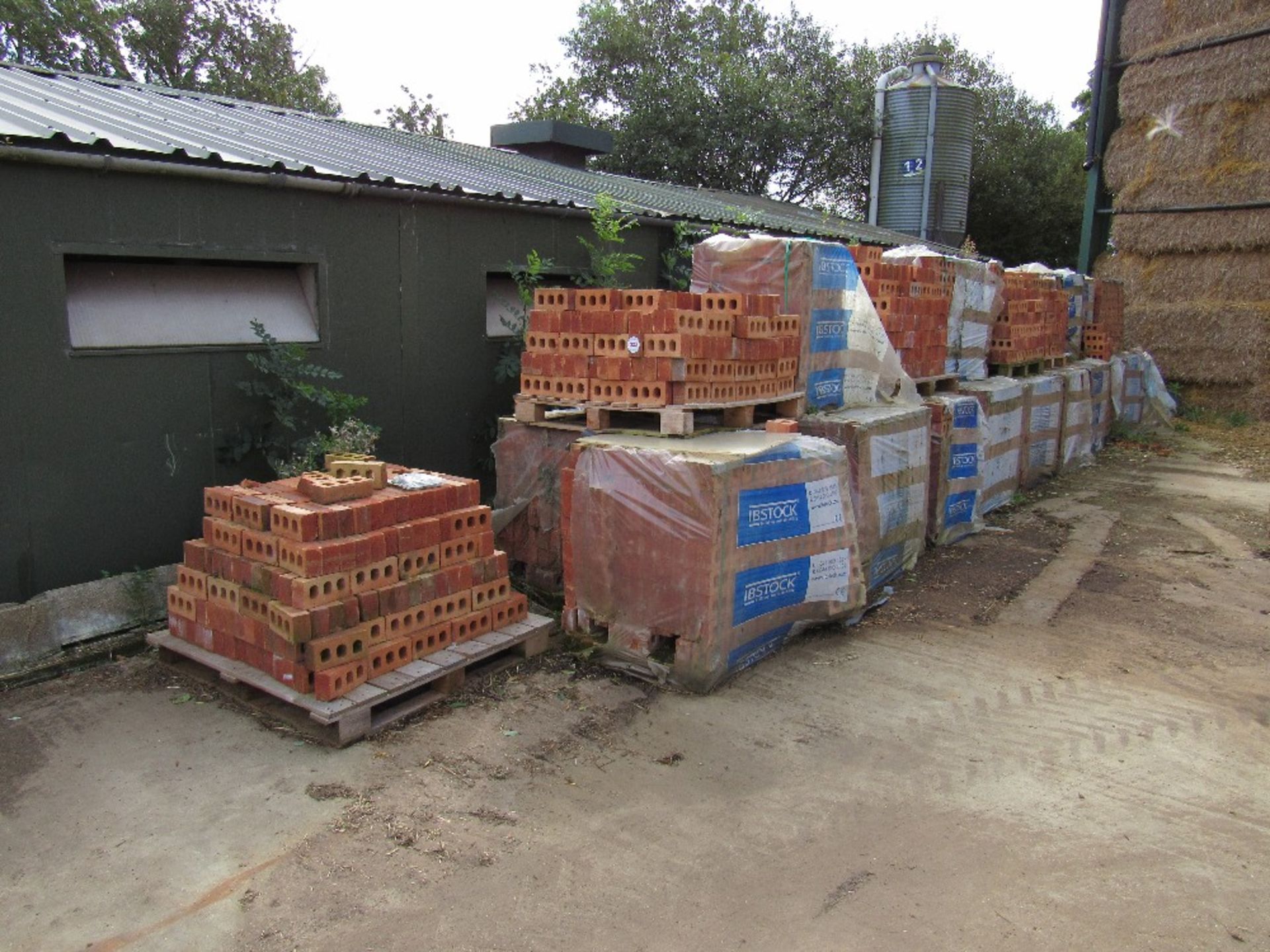 23 x Packs of Ibstock bricks on pallets and 5 x part pallets - Image 3 of 4