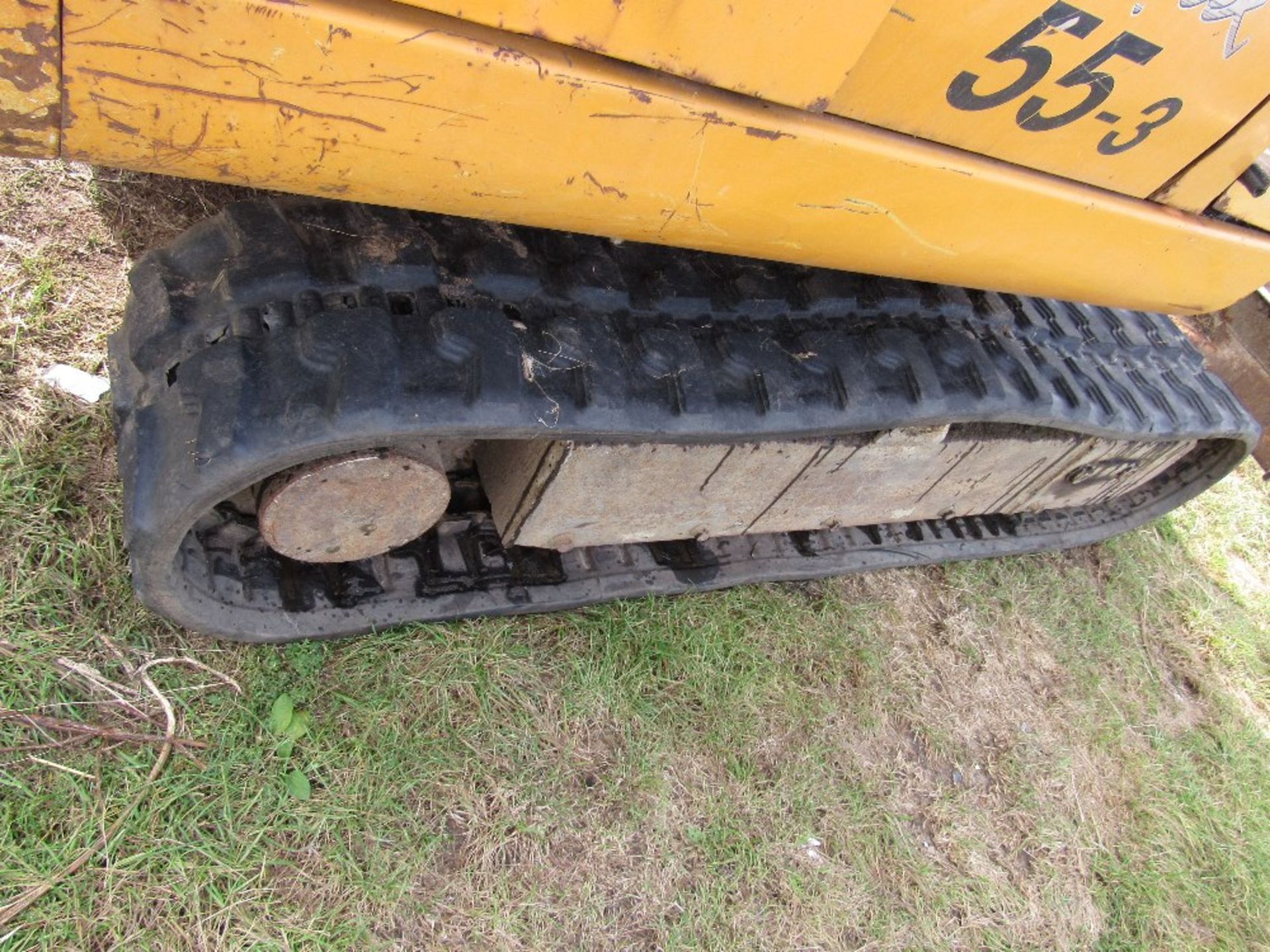 Hyundai 55-3 excavator comes with 3ft ditching bucket, 9" trench bucket, - Image 4 of 10