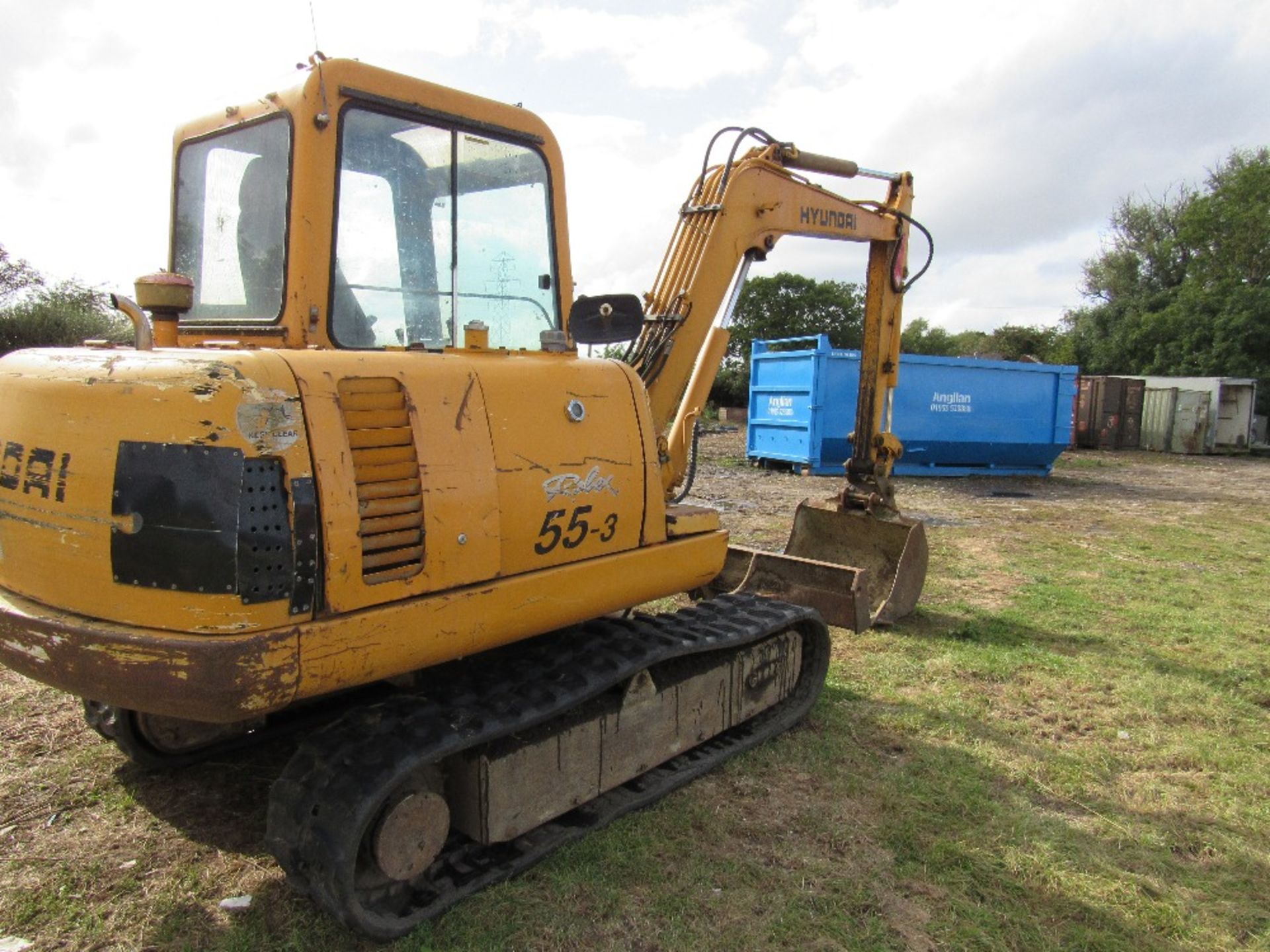 Hyundai 55-3 excavator comes with 3ft ditching bucket, 9" trench bucket, - Image 3 of 10