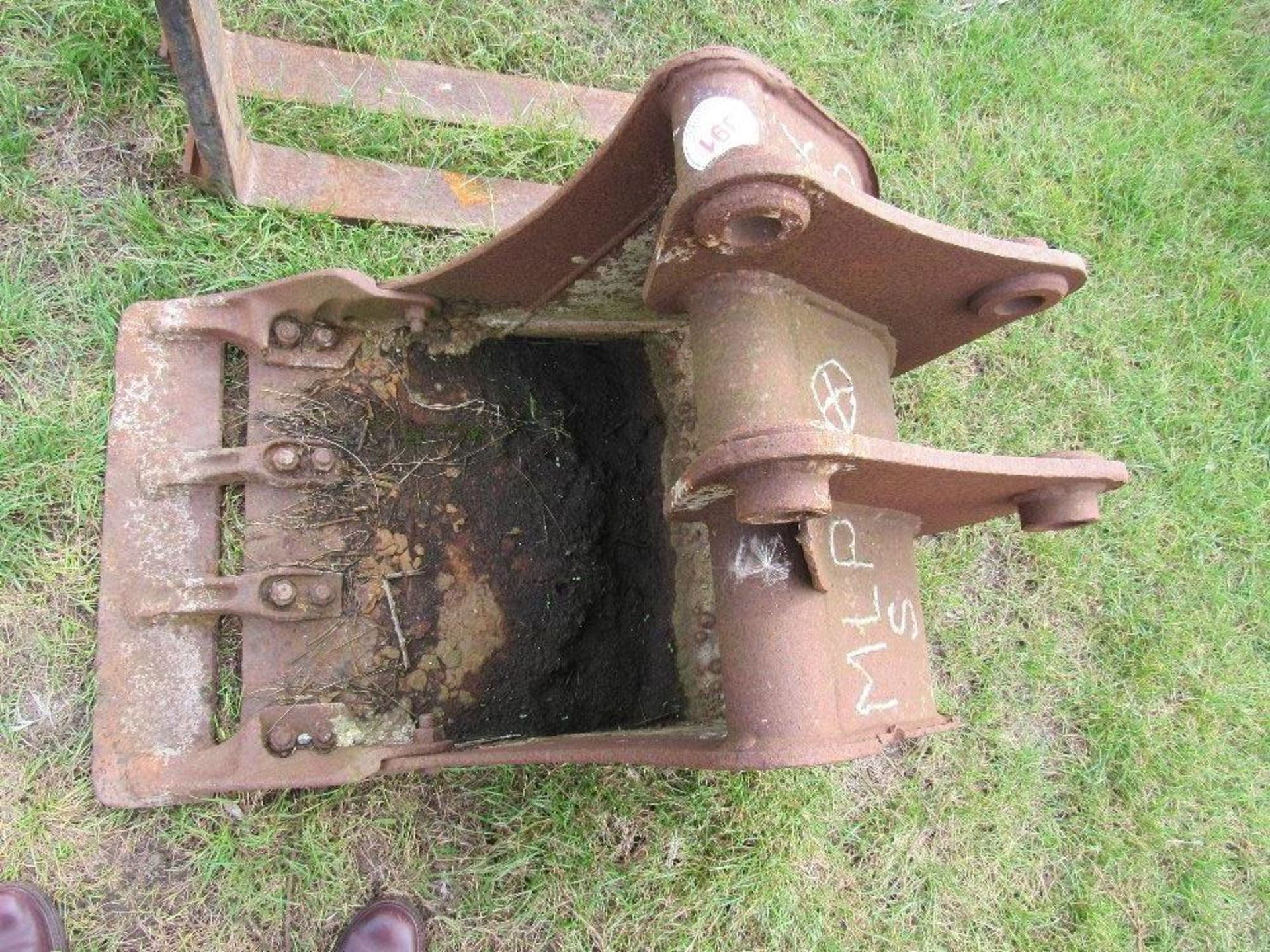 24" digger bucket