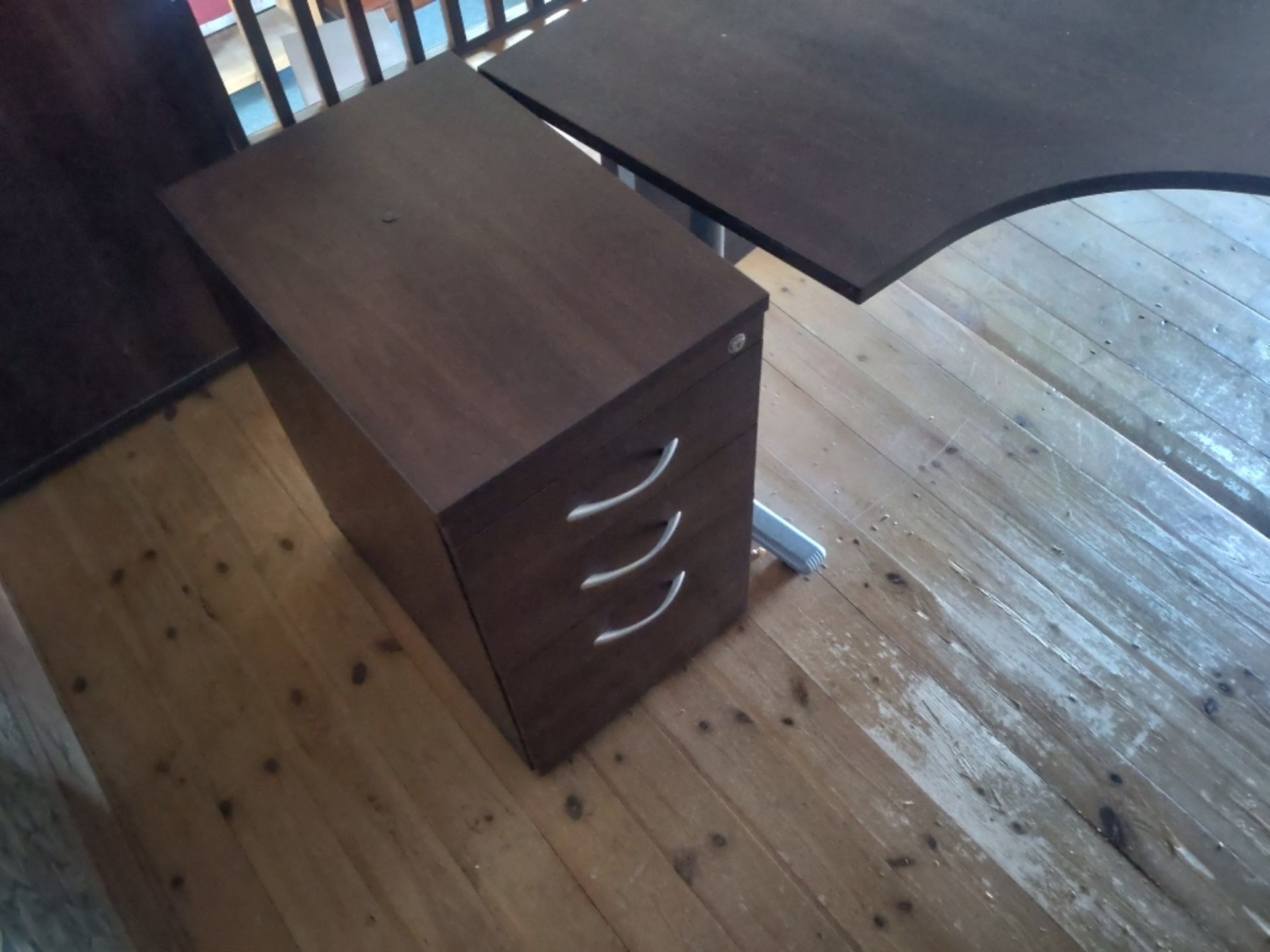 "L" shaped desk 160cm x 120cm with separ - Image 2 of 2