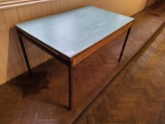Table 76cm x 120cm