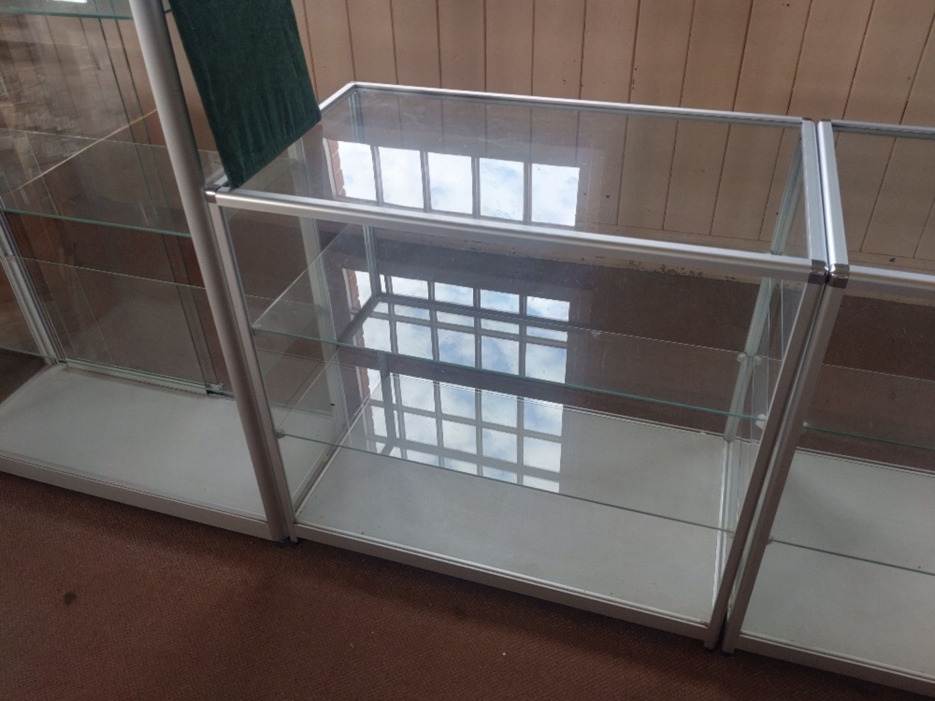 Glazed diplay cabinet, 2 glass shelves,