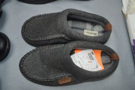 *Men's Grey Slippers Size: 6-7