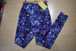 *Purple Flower Pattern Yoga Leggings Size: M