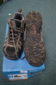 *Columbia Men's Waterproof Walking Boots Size: 8