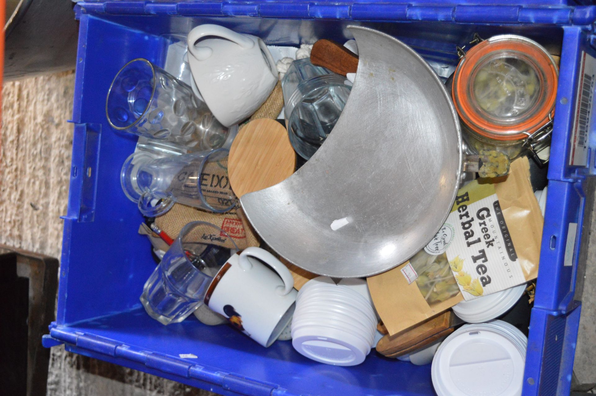 Cups, Saucers, Mugs, Soft Drinks, etc. (crates not - Image 3 of 4