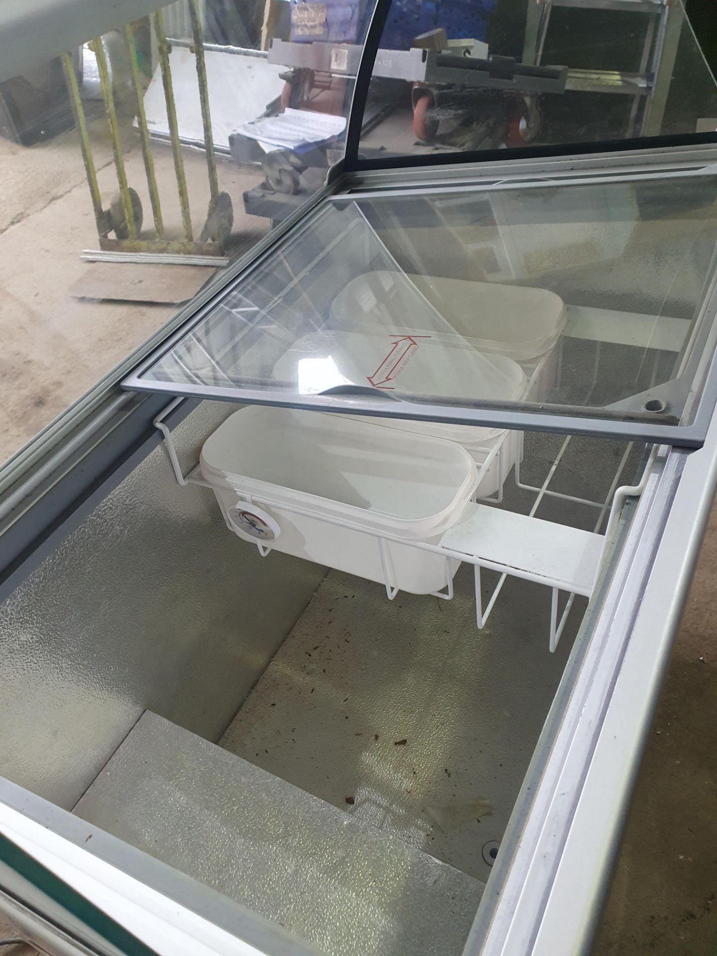 *Tefcold ince cream servery Model - IC300SCE. On castors with locking lid, tested working. 1020w x - Image 4 of 6