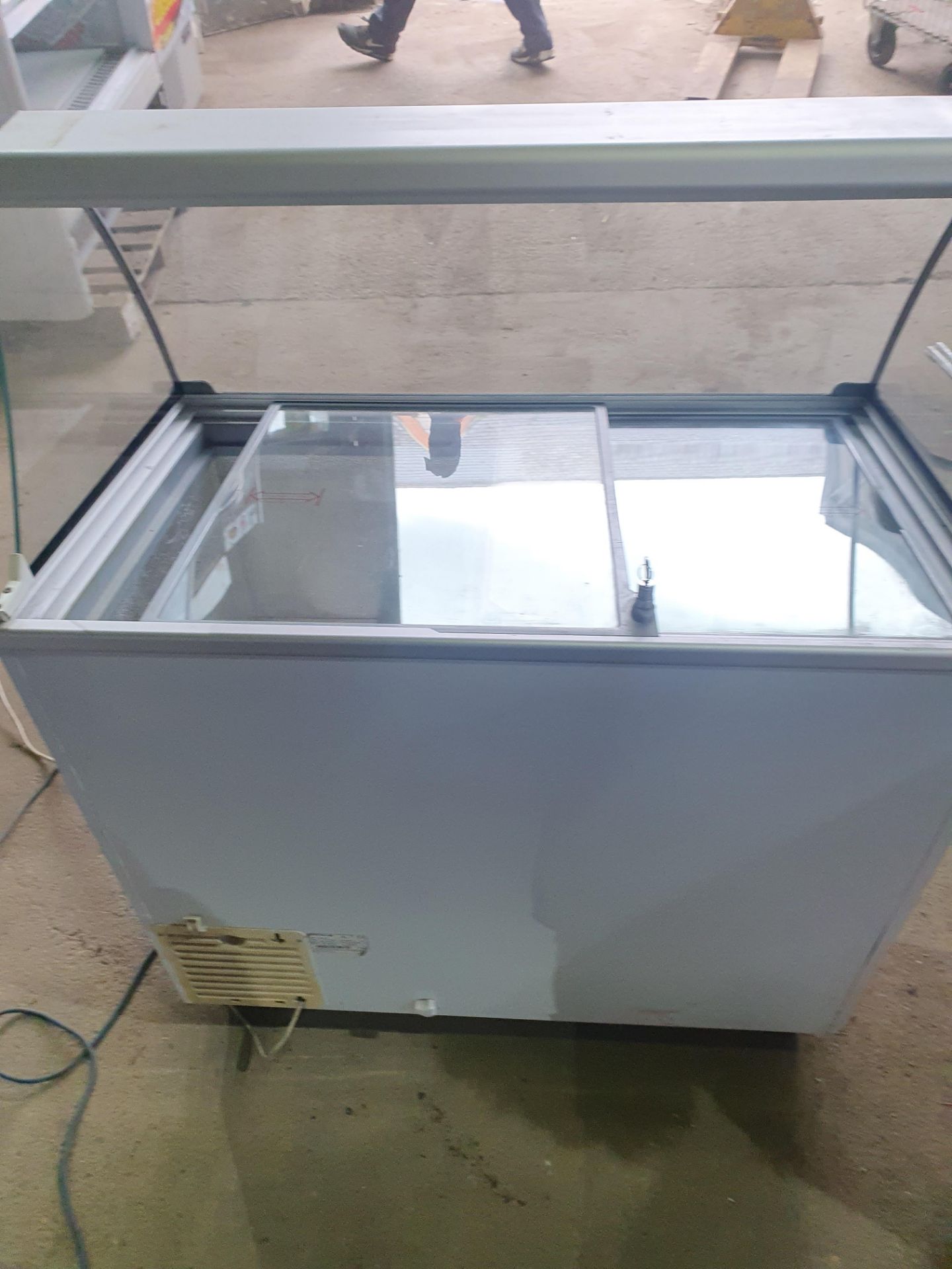 *Tefcold ince cream servery Model - IC300SCE. On castors with locking lid, tested working. 1020w x - Image 3 of 6