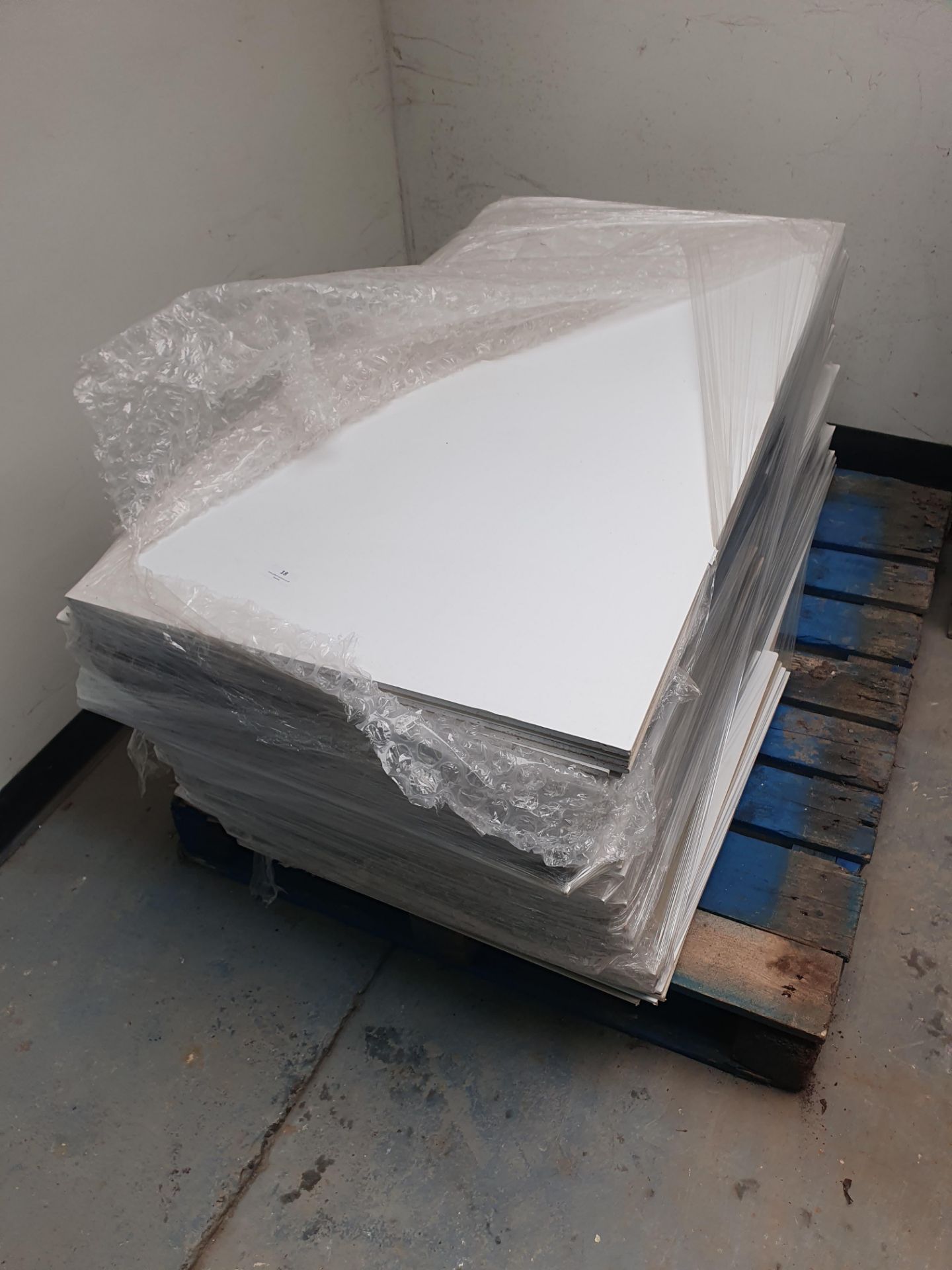 *pallet of approx 120 white wipeable satin spar square ceiling tiles - 600w x 600d almost new - Image 2 of 3