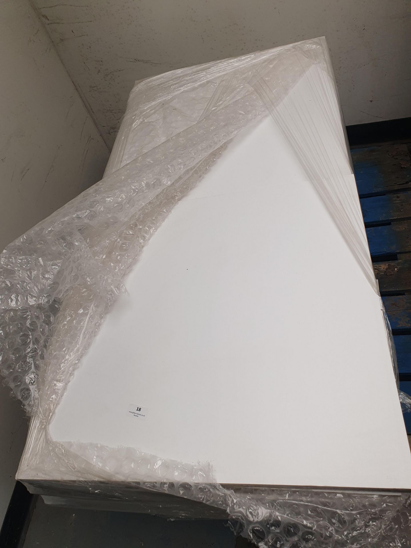 *pallet of approx 120 white wipeable satin spar square ceiling tiles - 600w x 600d almost new - Image 3 of 3