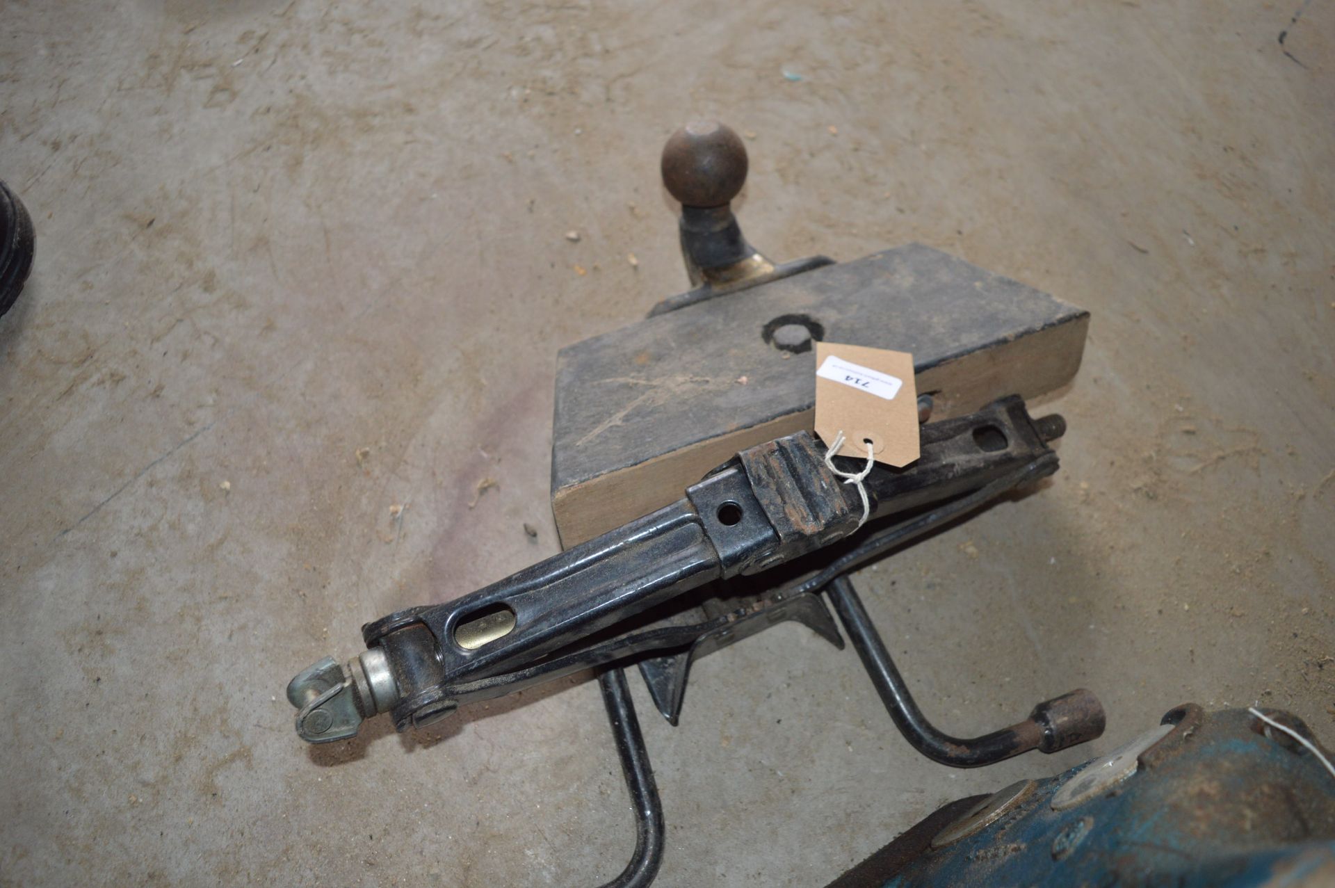Scissor Jack with Brace Handle and Tow Ball
