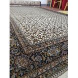 * Stunning Indian wool rug - in verg good condition. 1960w x 2980d