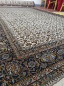 * Stunning Indian wool rug - in verg good condition. 1960w x 2980d