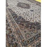 * Stunning Indian wool rug - in verg good condition. 1980w x 3010d