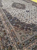 * Stunning Indian wool rug - in verg good condition. 1980w x 3010d